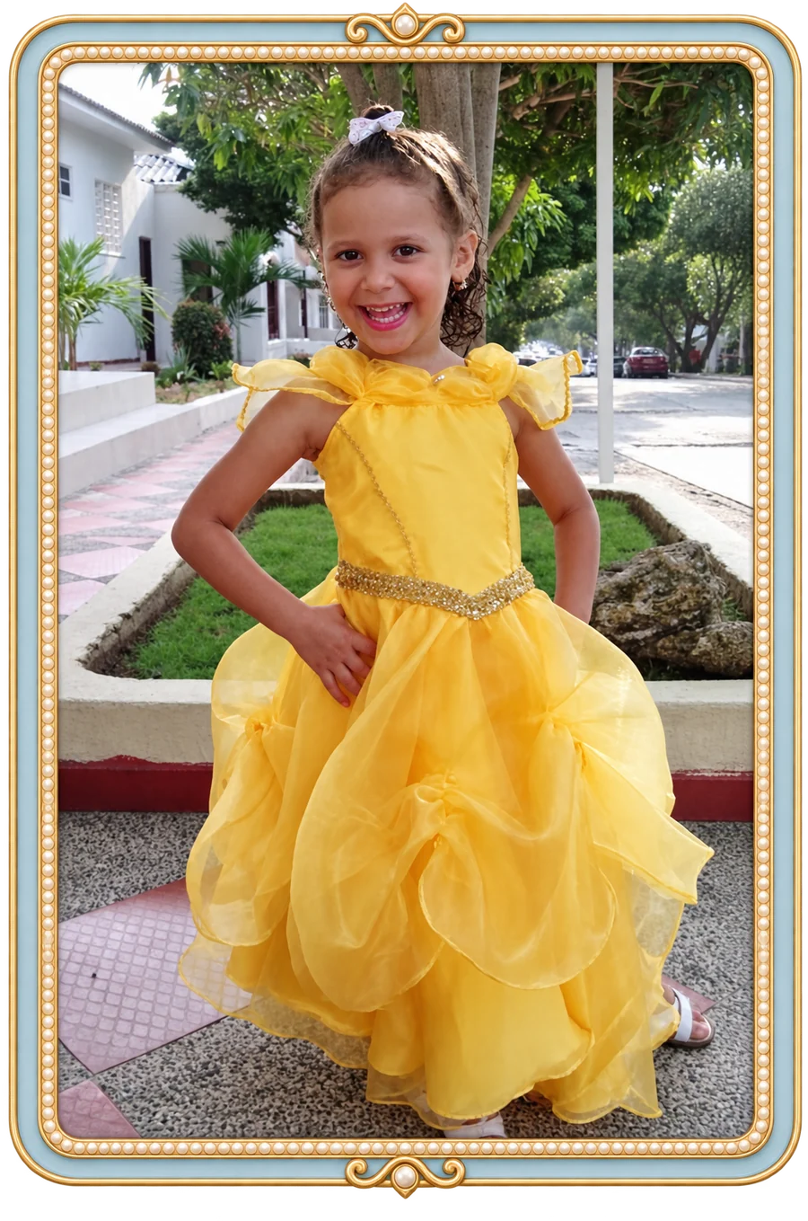 María Isabel con vestido amarillo